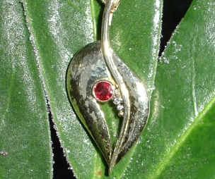 18ct Gold Pendant with a Ruby and Diamonds.